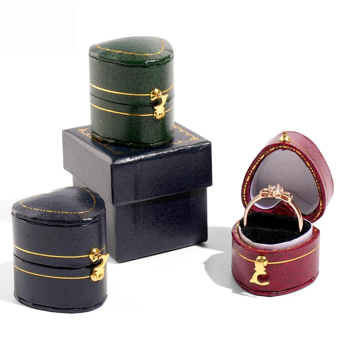 Faux Leather Ring Box Vintage Style – Retro Keepsake Case with Gold Latch